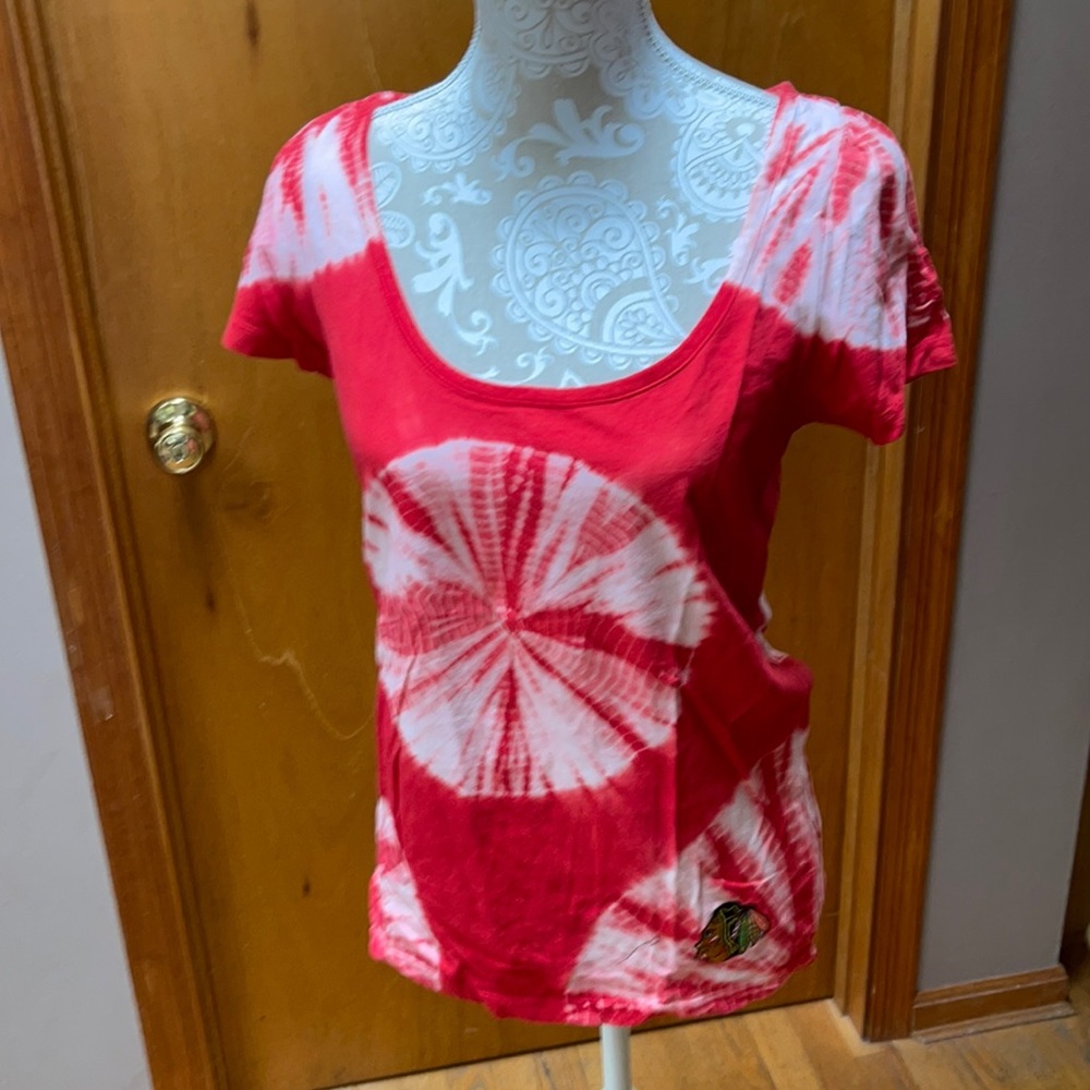 NWOT  tie dye Blackhawks tee. Size M